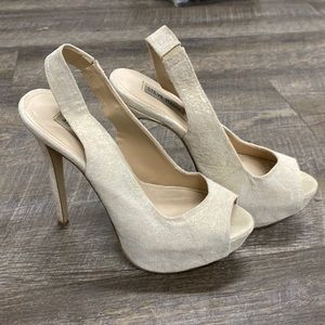 Steve Madden champagne faux suede peep toe pumps